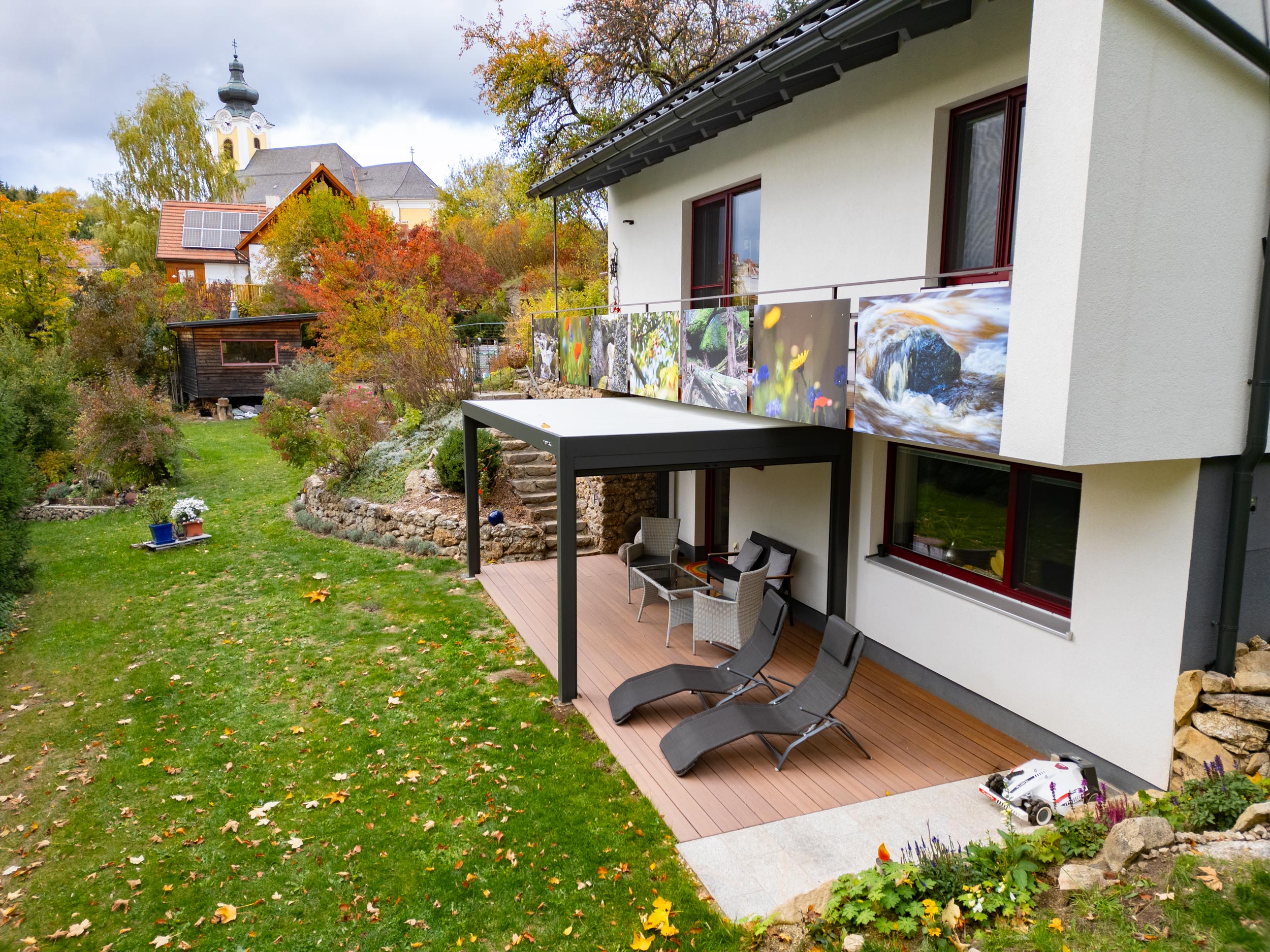 Die neue Terrasse der Ferienwohnung DUO mit Pergola, Liegen und Blick auf den Kirchturm