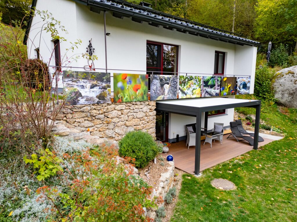 Pergola von Pergolux über der neu verlegten Terrasse, eingebettet in den Garten