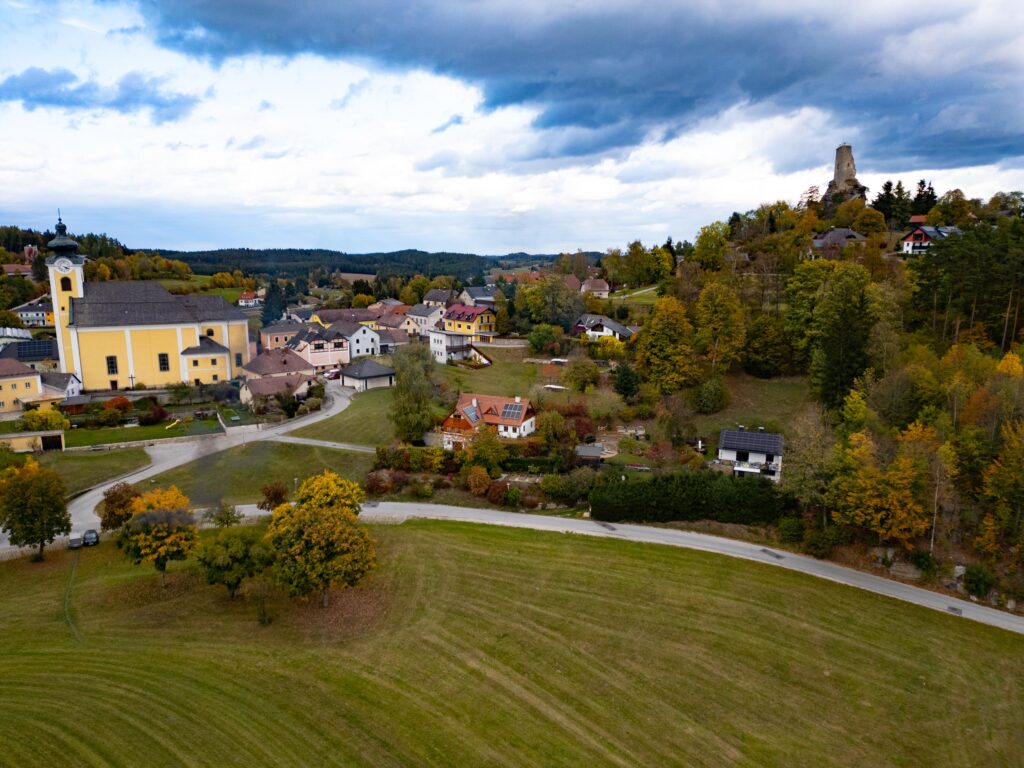 Luftaufnahme von Arbesbach mit dem UrlaubsREICH, der Kirche und der Ruine Arbesbach, dem Stockzahn des Waldviertels